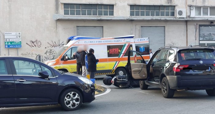 Scontro auto-moto a Savona: una donna ferita