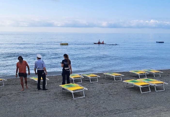 Danneggia opere sulla passeggiata, scappa e viene inseguito dai balneari: fermato dalle forze dell'ordine (FOTO)