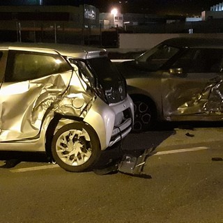 Perde il controllo dell'auto e si schianta contro due macchine parcheggiate: incidente a Vado Ligure (FOTO)