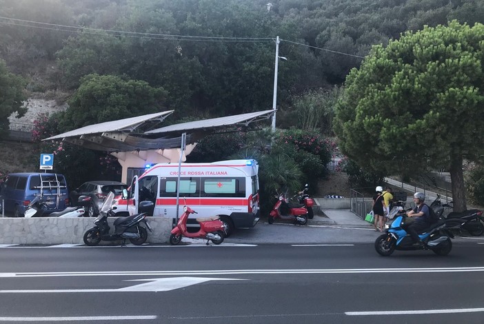 Bergeggi, scontro tra auto sull'Aurelia: due feriti in codice giallo al San Paolo