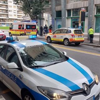 Scontro tra auto e scooter, la due ruote finisce addosso ad un pedone: l'incidente a Savona