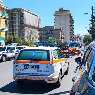 Ciclista urta la portiera aperta di un'auto: soccorsi mobilitati a Borghetto, codice giallo