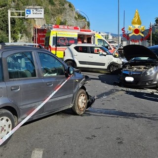 Savona, scontro tra tre auto sul lungomare Matteotti (FOTO)