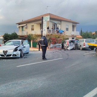 Albenga, incidente tra 3 auto in località Rollo: 3 codici gialli al Santa Corona