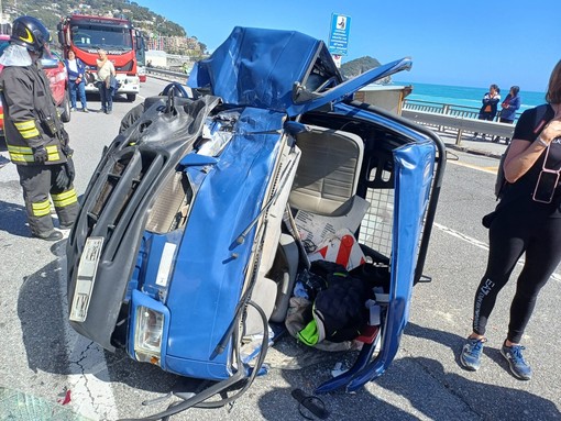 Spotorno, un furgoncino si ribalta sull'Aurelia al Merello. Autista in codice giallo al Santa Corona