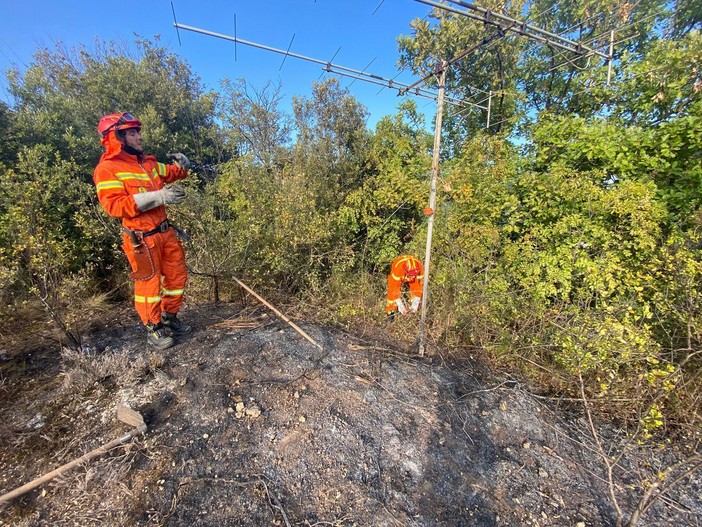 Finale, incendio boschivo a Perti: rogo prontamente domato da Vigili del Fuoco e AIB (FOTO)