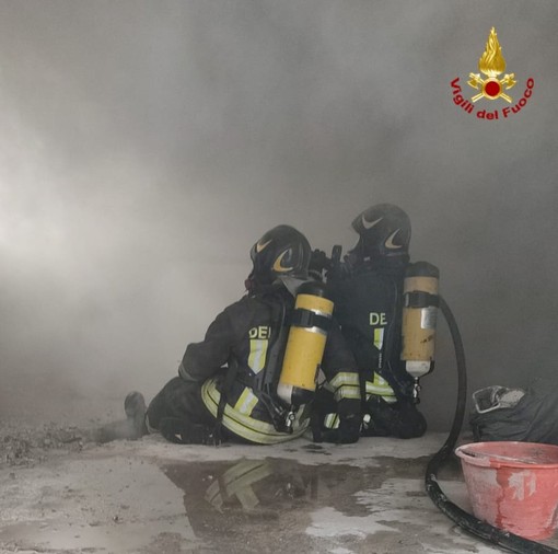 Spotorno, incendio in un cantiere di via Verdi: intervento dei Vigili del Fuoco