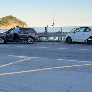 Auto si cappotta tra Bergeggi e Spotorno: mobilitati vigili del fuoco e 118 (FOTO)