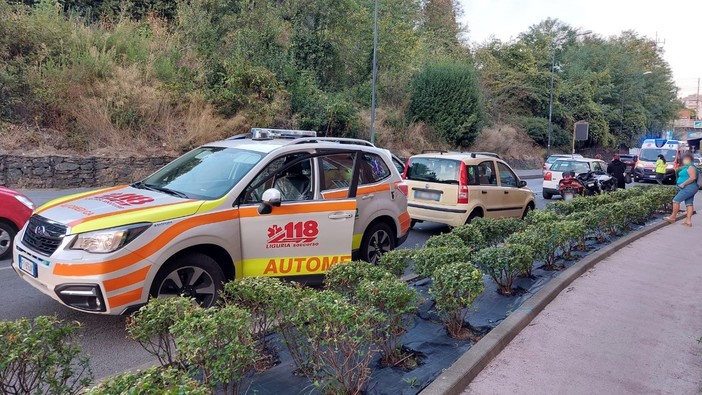 Savona, scontro tra un'auto e due scooter in via Stalingrado: due feriti trasportati in ospedale (FOTO)