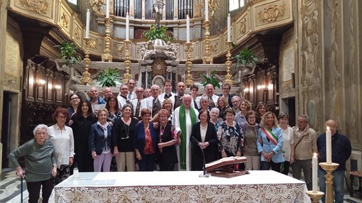 Don Cortesi e i parrocchiani al termine della Santa Messa, insieme ai portatori della Madonna del Carmine