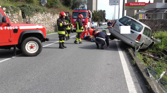 Autovettura esce di strada tra Pietra Ligure e Tovo San Giacomo