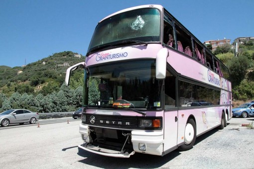 Varazze: incendio del bus, sta meglio la ragazza filippina