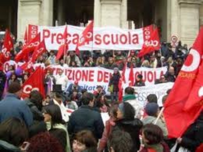 Cobas della scuola, presidio-conferenza stampa davanti a Palazzo Tursi