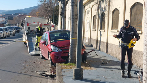 Schianto frontale in via Stalingrado a Savona: auto sbanda, centra uno scooter e finisce contro un albero