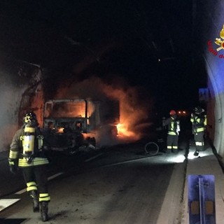 Camion in fiamme sull'A10 a Spotorno: nessuna responsabilità diretta per l'autista