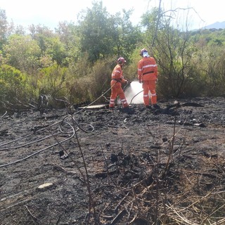 Albenga, incendio in Regione Maglio, il sindaco: “Grazie alla protezione civili e ai vigili del fuoco. Importante non accendere fuochi”