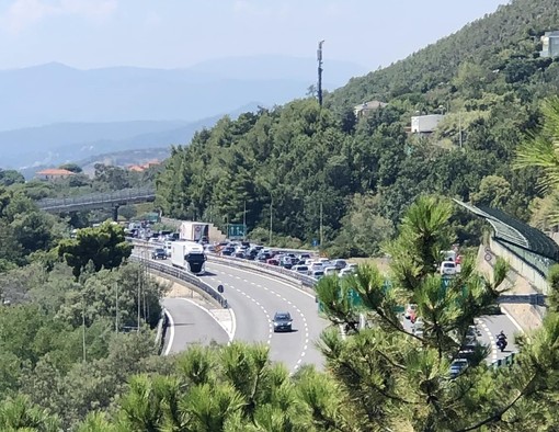 Tamponamento tra tre auto sulla A10, soccorsi mobilitati: traffico in tilt