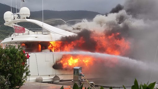 Al rogo un'imbarcazione alla Marina di Loano (FOTO e VIDEO)