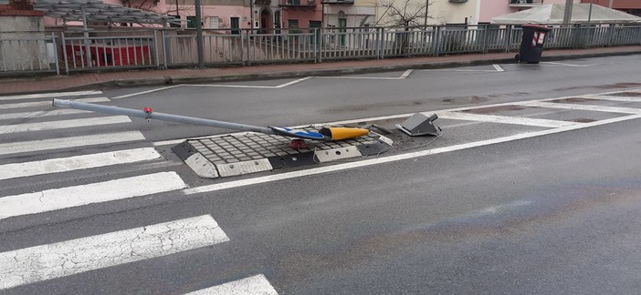 Porto Vado, incidente sull'Aurelia: sradicato un palo della segnaletica stradale