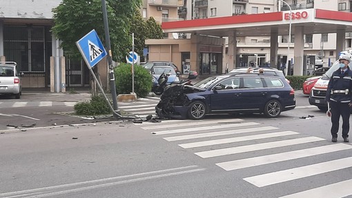 Savona, auto sbanda, colpisce un palo e abbatte un lampione: conducente in codice giallo al San Paolo (FOTO)