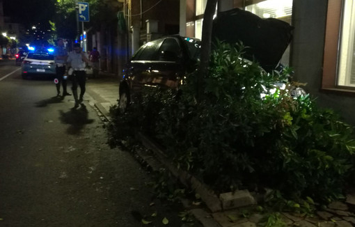 Incidente rocambolesco ma senza feriti nella notte ad Alassio