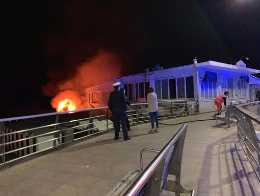 Loano, in fiamme il dehor de &quot;La Marinella Beach&quot;: intervento dei vigili del fuoco (FOTO)