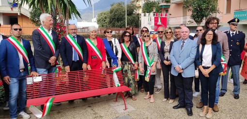 Borghetto, una panchina rossa nel ricordo di Stefania Maritano e delle vittime di violenza (FOTO e VIDEO)