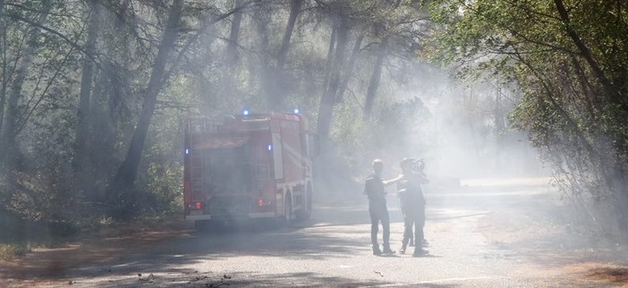 Incendio nell'albenganese: un'altra notte movimentata, le operazioni di spegnimento proseguono (FOTO e VIDEO)