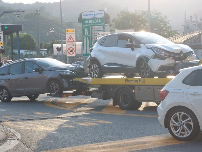 A10, incidente tra più auto in galleria: code chilometriche, mamma e figlio di un mese al San Paolo (FOTO)