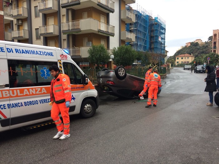 Pietra Ligure, auto si cappotta in via Soccorso (FOTO e VIDEO)