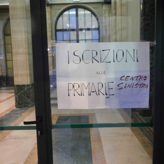 Le primarie di oggi a palazzo Sisto / Groupama sono introdotte da un curioso “cartello” scritto a pennarello: “ISCRIZIONI  alle  PRIMARIE del PD”