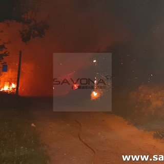 Savona: notte di fiamme a Legino, a fuoco una baracca e delle sterpaglie in via dei Ramunda (FOTO e VIDEO)