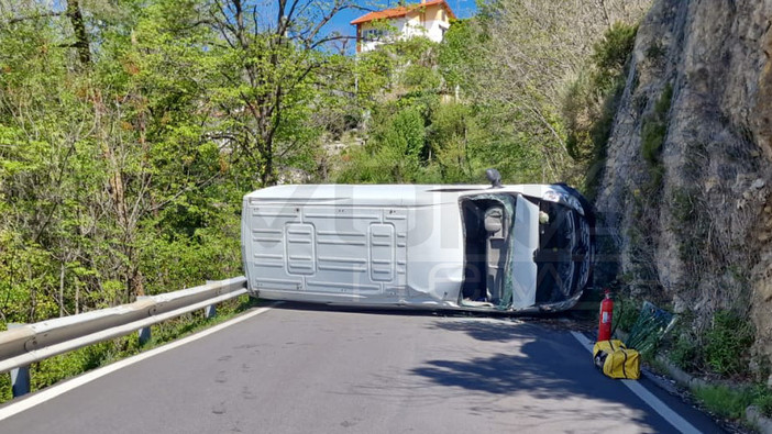 Finale, furgone si ribalta sulla Sp490 all'altezza di Olle: lievemente ferito il conducente