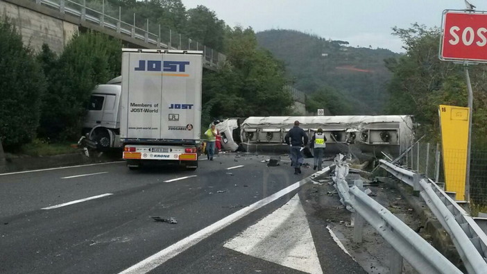 Autocisterna si ribalta sulla A10: autostrada riaperta, ma traffico a Varazze in tilt