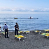 Danneggia opere sulla passeggiata, scappa e viene inseguito dai balneari: fermato dalle forze dell'ordine (FOTO)