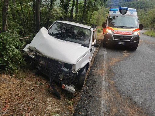Incidente a Toirano, auto esce di strada in località Salto del Lupo: un ferito (FOTO)