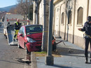 Schianto frontale in via Stalingrado a Savona: auto sbanda, centra uno scooter e finisce contro un albero