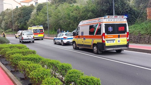 Savona, scontro tra auto e scooter in via Stalingrado: soccorsi mobilitati, disagi al traffico (FOTO)