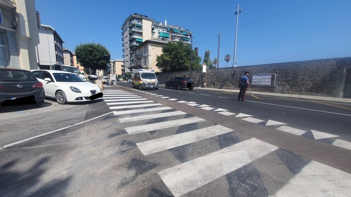 Savona, cade con lo scooter per evitare un cane, padre e figlio al San Paolo in codice giallo