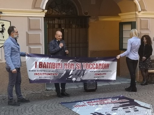 &quot;I bambini non si toccano&quot;: manifestazione pacata nel centro di Pietra (FOTO e VIDEO)