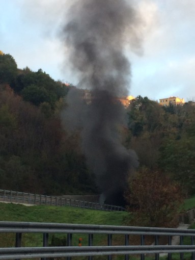 Pullman a fuoco in galleria: autostrada chiusa (VIDEO)