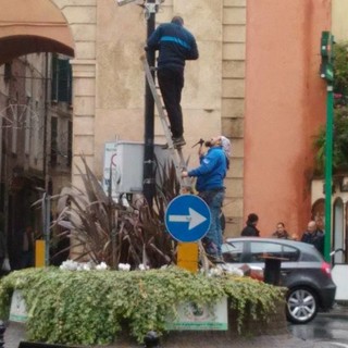 Installata oggi la videocamera al centro della rotonda di Porta Molino ad Albenga
