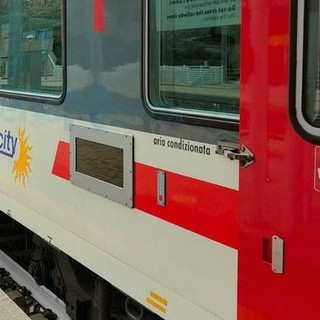 Malore a bordo, l'Intercity si ferma d'urgenza ad Albenga: anziano trasportato al Santa Corona