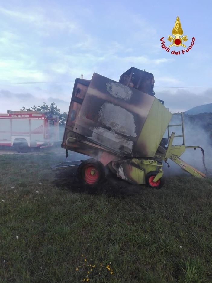 Imballatrice in fiamme a Carcare: intervento dei vigili del fuoco (FOTO)