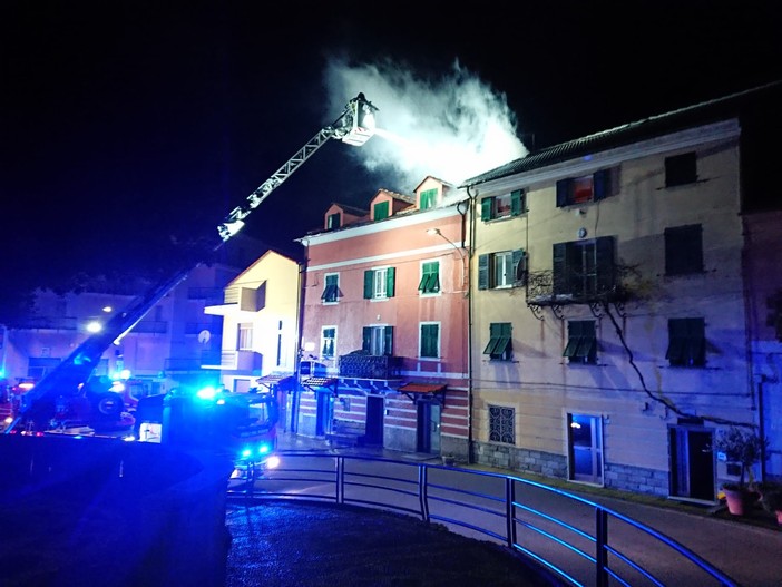 Stella San Giovanni: in fiamme il tetto di una casa (FOTO)