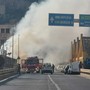 Finale, auto in fiamme lungo l'Aurelia all'altezza del ponte &quot;R. Piaggio&quot; (FOTO e VIDEO)