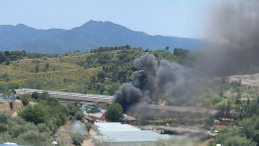 Cisano, fiamme in discarica: in azione Vigili del fuoco, rogo circoscritto