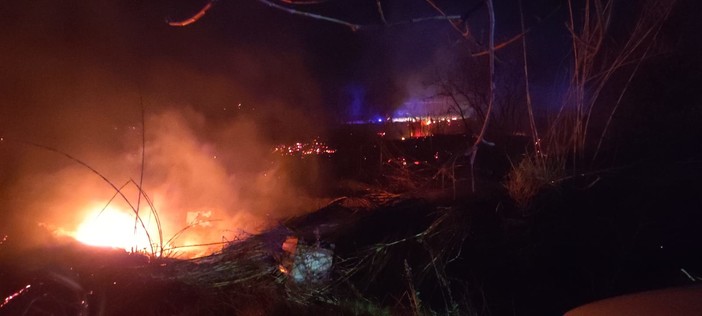 Celle, brucia la collina di Pecorile: mobilitati Vigili del fuoco e Protezione Civile (FOTO e VIDEO)