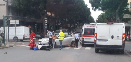 Auto investe donna a Savona: codice giallo al San Paolo (FOTO)