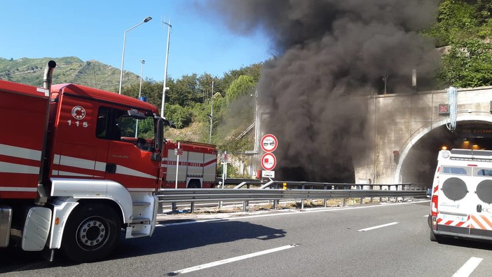 Pullman in fiamme in galleria sulla A12, chiusa l'autostrada tra Genova e Sestri Levante (VIDEO)